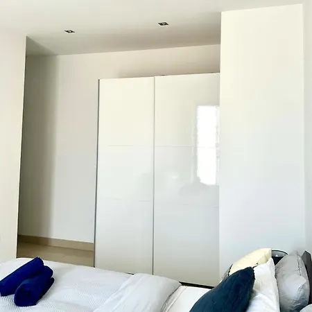 Luxury Penthouse 170 Meters From The Sea In Balluta Bay *